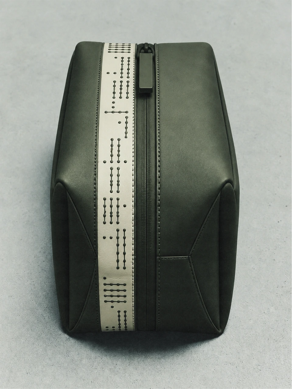 Olive-green Sequenza bag with a zipper and a cream band carrying the numeric identity.